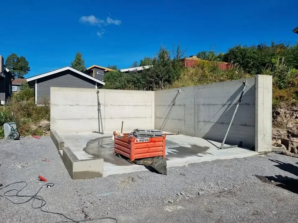 Støpt grunnmur i betong klar for nybygg